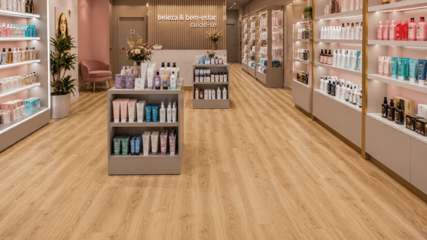 Piso vinílico em loja de cosméticos